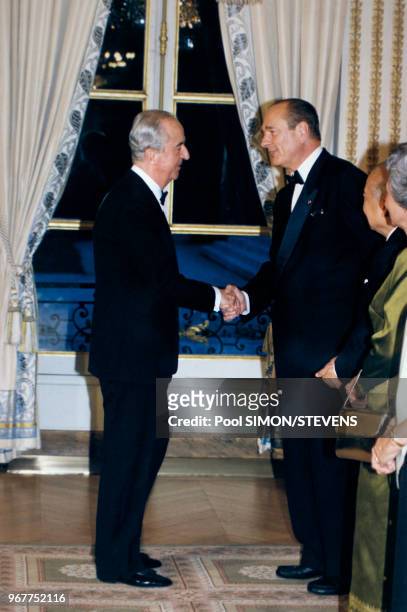 Le Président Jacques Chirac et le Roi du Cambodge Norodom Sihanouk se serrent la main le 22 avril 1996 à Paris, France.