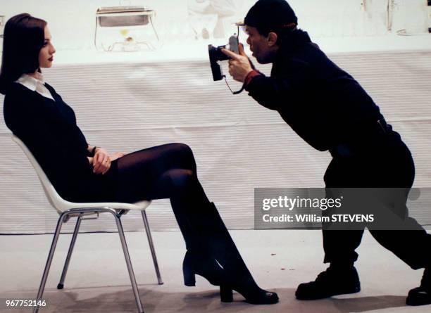 Le modèle argentin Ines Rivero pose dans les coulisses durant la fashion week le 15 mars 1996 à Paris, France.