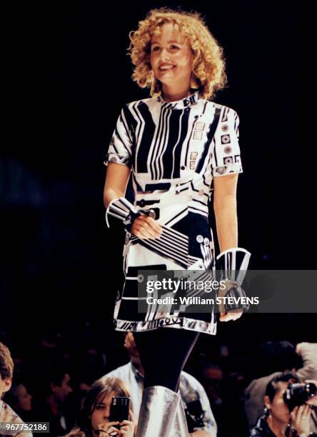 La fiancée de Johnny Hallyday, Laeticia sur le podium lors du défilé de la maison de Haute Couture le 15 mars 1996 à Paris, France.