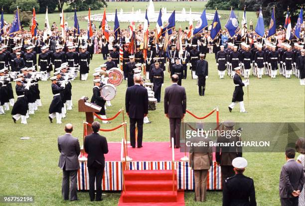 Cérémonie militaire à la Maison-Blanche en l'honneur du président français Valéry Giscard d'Estaing reçu par son homologue américain Gerald Ford le...