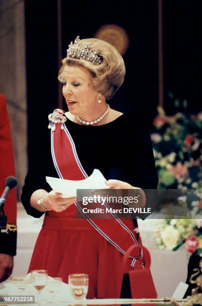 La Reine néerlandaise Beatrix donnant un discours avant un repas avec le couple royal norvégien le 15 avril 1996 à Amsterdam, Pays-Bas.