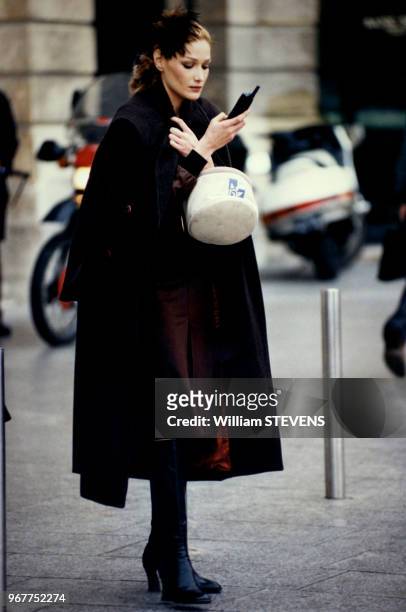 Le mannequin Français Carla Bruni au téléphone le 23 janvier 1996 à Paris, France.