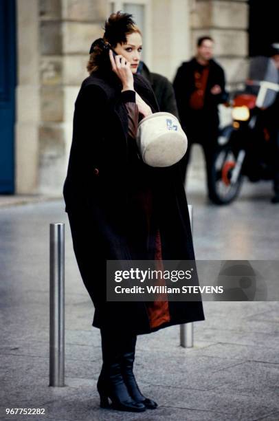 Le mannequin Français Carla Bruni au téléphone le 23 janvier 1996 à Paris, France.