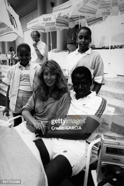 Sidney Poitier entouré de sa femme et ses filles au tournoi de tennis de Monte Carlo le 26 juin 1983 à Monaco.