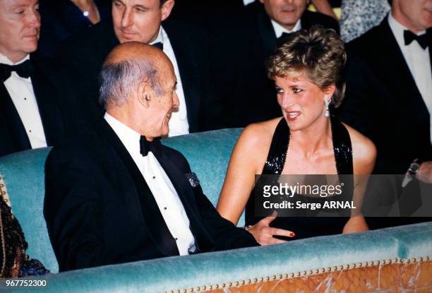 Valéry Giscard d'Estaing assis à côté de Lady Diana qui préside la 2ème Nuit internationale de l'Enfance le 25 novembre 1994 à Paris, France.