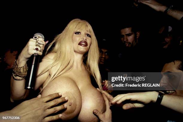 Actrice Lolo Ferrari offre sa poitrine hors norme à ses fans lors d'une soirée au Palace le 14 février 1996 à Paris, France.