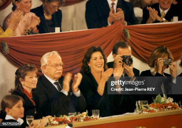 Le Prince Rainier et Caroline de Monaco applaudissent lors de l'évènement équestre le 27 avril 1996 à Monte-Carlo, Monaco.