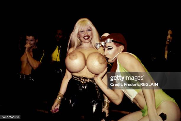 Actrice Lolo Ferrari laisse une drag queen embrasser son sein lors d'une soirée au Palace le 14 février 1996 à Paris, France.