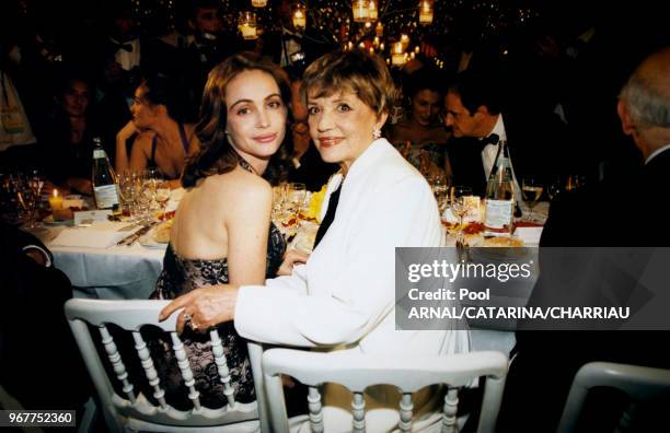 Emmanuelle Béart et Jeanne Moreau lors d'un dîner à la plage du Majestic le 18 mai 1997 au festival de Cannes en France.