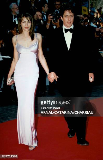Elizabeth Hurley et Hugh Grant sur le tapis rouge le 18 mai 1997 au festival de Cannes en France.