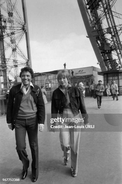 Shirley Mac Laine et Sacha Distel sous la Tour Eiffel le 20 avril 1979, Paris, France.