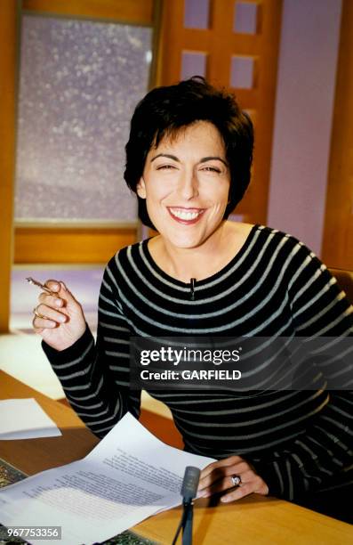 Ruth Elkrief dans l'émission de télévision "19h Dimanche" le 19 septembre 1999 en France.