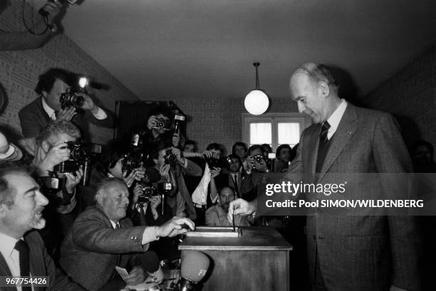 Le Président sortant Valéry Giscard d'Estaing vote pour le premier tour le 26 avri 1981 à Chanonat, France.