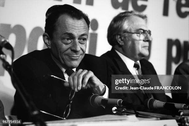 Michel Rocard, Premier Ministre et Pierre Mauroy, Premier Secrétaire du PS aux Journées des Assises Parlementaires du Parti Socialiste à Vienne, le...