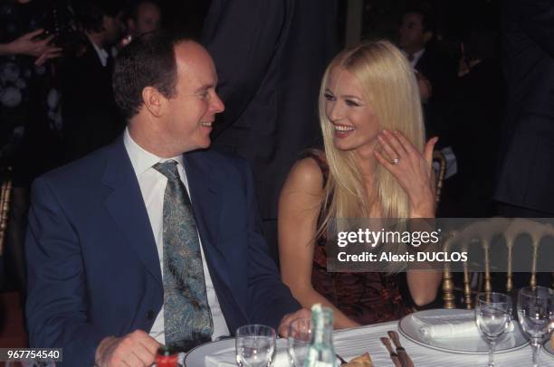 Le prince Albert II de Monaco et le mannequin Karen Mulder lors d'un dîner le 19 mars 1996 à Paris, France.