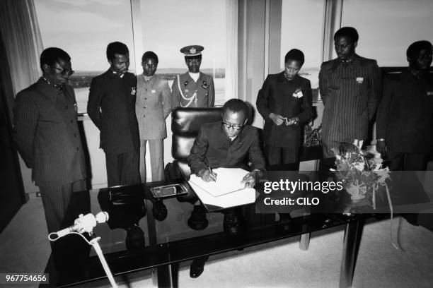 Le Président Mobutu inaugure le Centre de Commerce International du Zaïre le 24 novembre 1977 à Kinshasa, Zaïre.