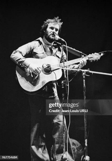 Maxime Le Forestier chante à l'Olympia le 14 novembre 1978 à Paris, France.