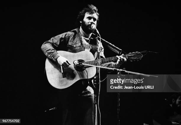 Maxime Le Forestier chante à l'Olympia le 14 novembre 1978 à Paris, France.