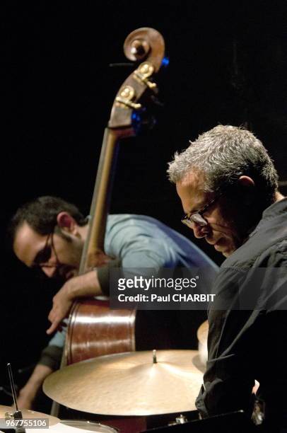 Le contrebassiste Jorge Roeder et le batteur Ziv Ravitz du groupe Shai Maestro Trio en concert live sur la scene du Pole culturel d'Alfortville le 20...