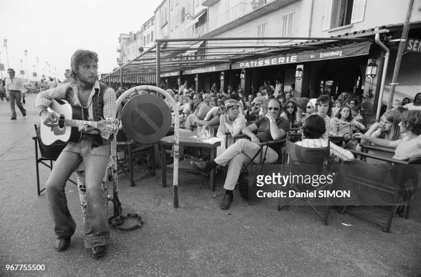 Musicien de rue sur le port de saint-Tropez en juillet 1974, France.