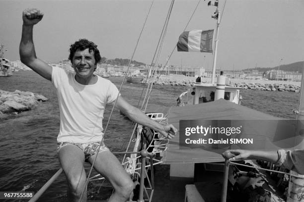 Gilbert Becaud en vacances à Saint-Tropez le 15 juillet 1974, France.