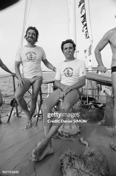 Gilbert Becaud et son fils en vacances à Saint-Tropez le 15 juillet 1974, France.