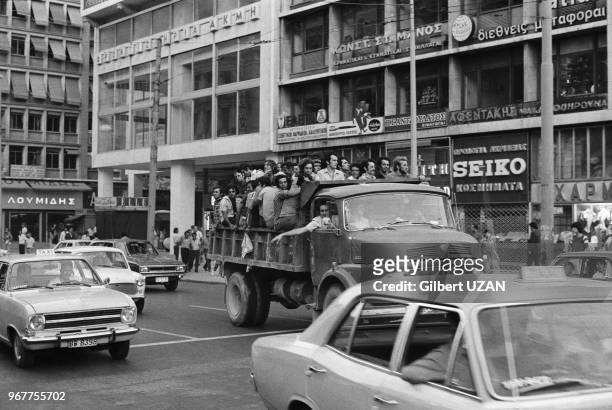 Scènes de joie dans les rues d'Athènes après le chute du régime des colonels le 20 juillet 1974, Athènes.