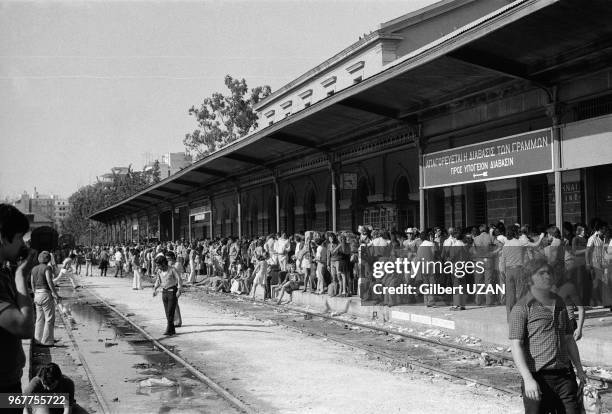 Foule à la gare d'Athènes après le chute du régime des colonels le 20 juillet 1974,Grèce.