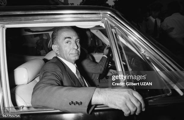 Le nouveau ministre de l'intérieur Georges Rallis en voiture après la chute du régime des colonels, le 24 juillet 1974, grèce.