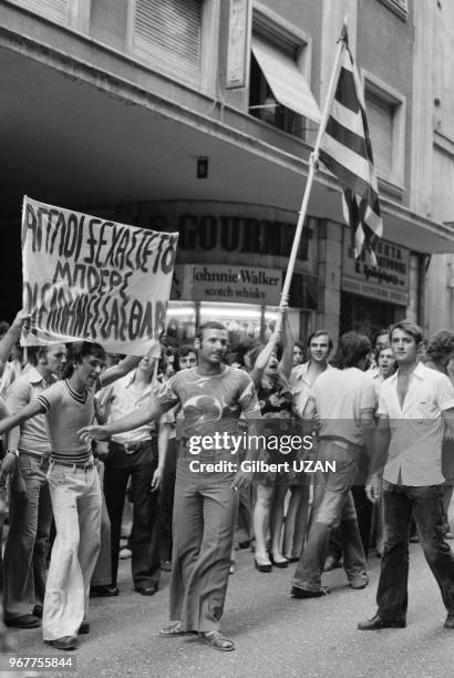 Scènes de joie dans les rues d'Athènes après le chute du régime des colonels le 24 juillet 1974, Athènes.