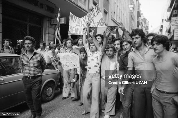 Scènes de joie dans les rues d'Athènes après le chute du régime des colonels le 24 juillet 1974, Athènes.