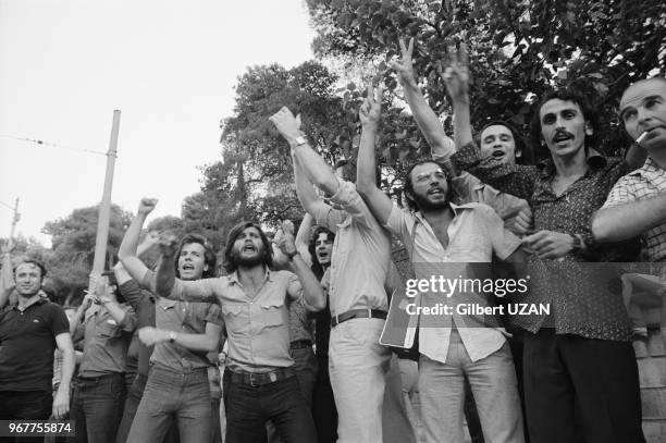 Foule sur le parcours du général Davos qui regagne Athènes en voiture après la chute du régime des colonels, le 24 juillet 1974, grèce.