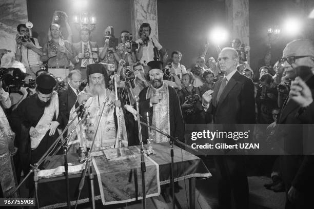 Prestation de serment du nouveau 1er ministre Konstantínos Karamanlís devant l'archevêque Serafim le 24 juillet 1974 à Athènes, Grèce.