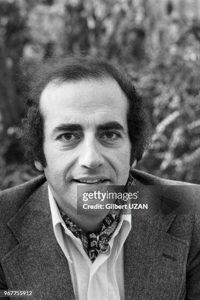 Jean-Pierre Elkabach chez lui à Paris le 16 janvier 1977, France.