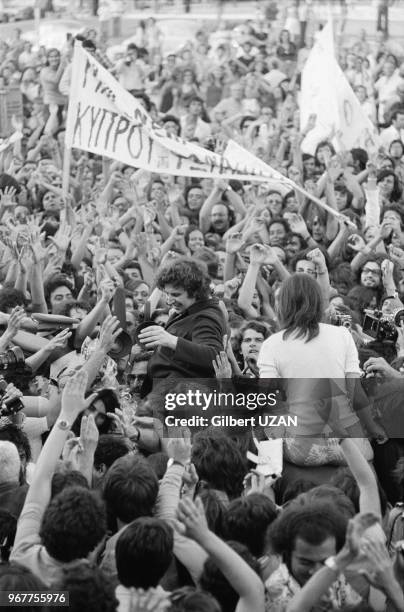 Retour à Athènes du compositeur grec Mikis Theodorakis après son exil en France le 24 juillet 1974, Grèce.