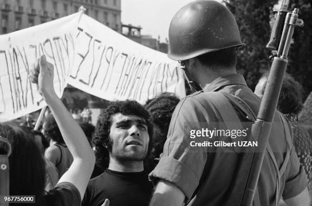 Jeunes chypriotes manifestant devant le parlement à Athènes pour pouvoir retourner à Chypre combattre les turcs, le 25 juillet 1974, Grèce.