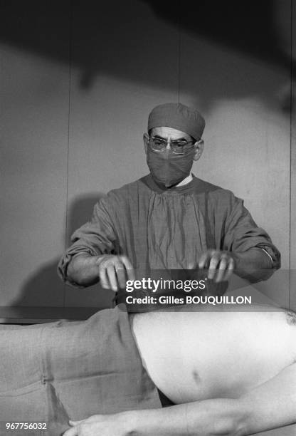 Pierre Sanchez, journaliste à FR3 et Aldo Farrez, magicien, pratiquent une fausse opération chirurgicale à mains nues pour prouver que les imgaes...