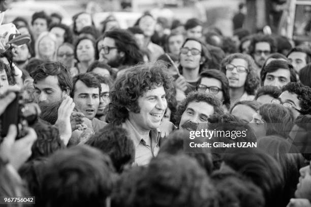 Retour à Athènes du compositeur grec Mikis Theodorakis après son exil en France le 24 juillet 1974, Grèce.