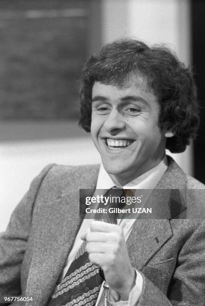Michel Platini sur le plateau de l'émission 'Les dossiers de l'écran' le 21 décembre 1976, Paris, France.
