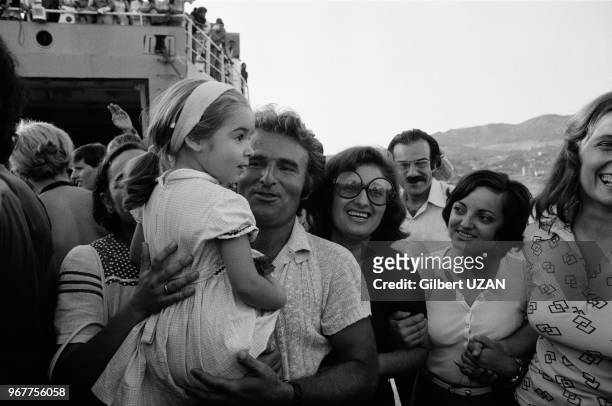Scènes de joie dans le port d'Athènes au retour des déportés de l'Ile de Varos, le 25 juillet 1974, Grèce.