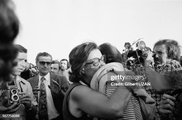 Scènes de joie dans le port d'Athènes au retour des déportés de l'Ile de Varos, le 25 juillet 1974, Grèce.