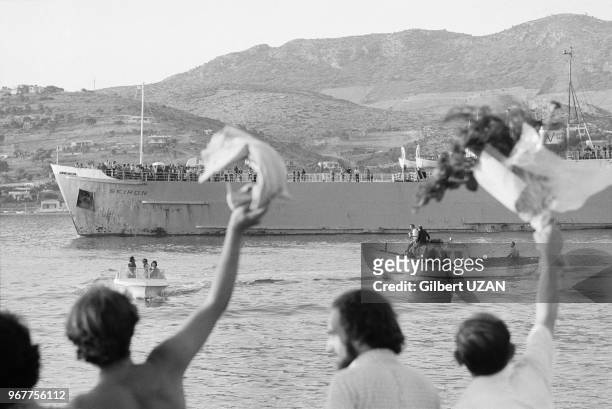 Scènes de joie dans le port d'Athènes au retour des déportés de l'Ile de Varos, le 25 juillet 1974, Grèce.