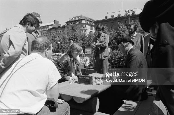 Joueurs d'échecs dans un parc de Stockholm le 15 juin 1974, Suède.