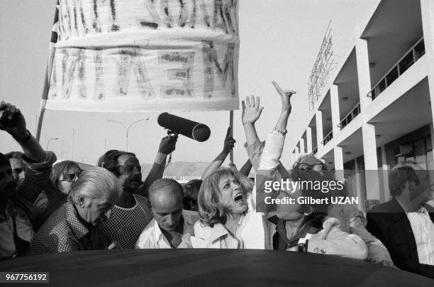 Arrivée de l'actrice grec Melina Mercouri à l'aéroport d'Athènes le 26 juillet 1974, Grèce.