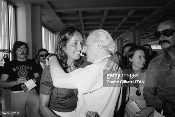 Joan Baez est accueillie par Jules Dassin à l'aéroport d'Athènes le 30 juillet 1974, Grèce.