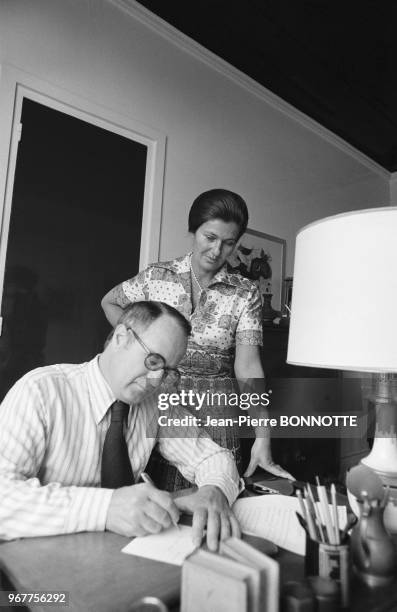 Simone Veil avec son mari Antoine Veil dans leur appartement parisien le 16 juin 1974, France.
