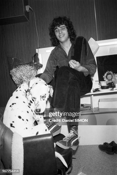 Julien Clerc avec son chien dans sa loge après son concert au Palais des Sports à Paris le 19 janvier 1976, France.