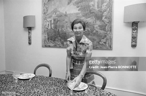 Simone Veil dans la salle à manger de son appartement parisien le 16 juin 1974, France.
