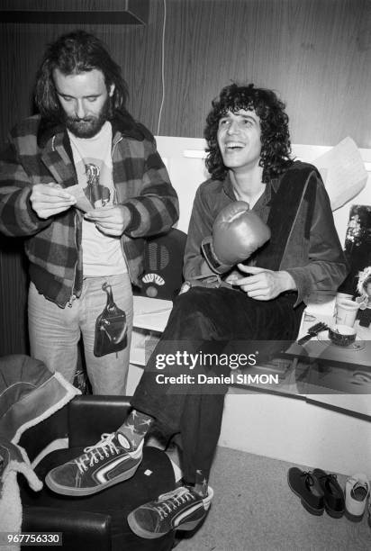 Maxime Le Forestier félicite Julien Clerc dans sa loge après son concert au Palais des Sports à Paris le 19 janvier 1976, France.