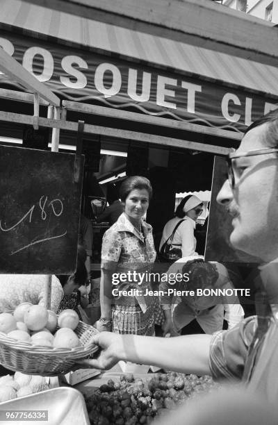 Simone Veil sur un marché parisien le 6 juin 1974, France.